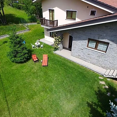 Le Joli Rosier Bed & Breakfast Nus