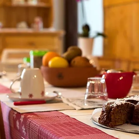 Le Joli Rosier Bed & Breakfast Nus