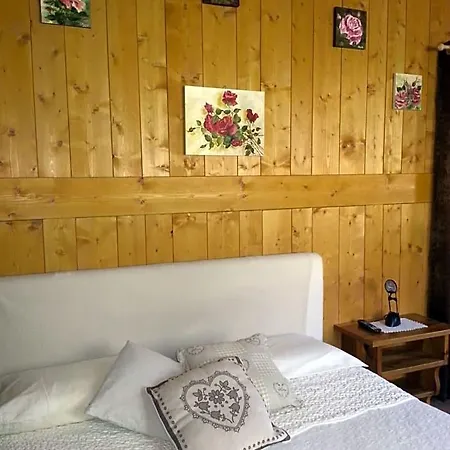 Le Joli Rosier Bed & Breakfast Nus